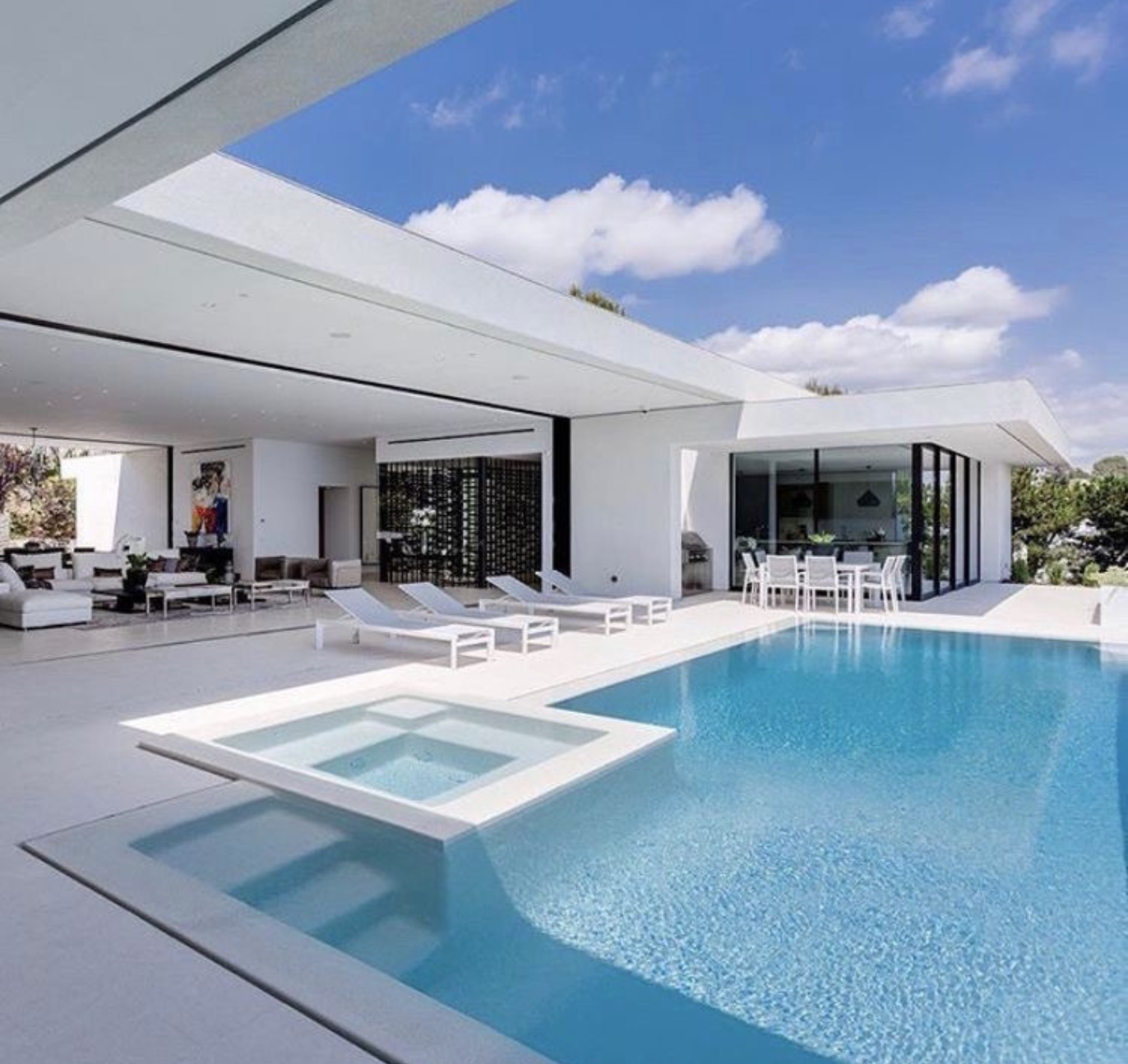 Osis Beaute des Facades - piscine à débordement devant maison avec grandes terrasse